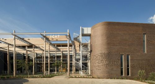 Corobrik’s Onyx Satin face brick was used in an inspired design to create an ecologically, socially and economically sustainable flagship building for the I-CAT Environmental Solutions in Pretoria.